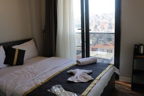 Habitación cuádruple Confort, 1 cama doble con sofá cama, fumadores | Sistema de insonorización y wifi gratis