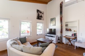 Smart TV - Large loft apartment in a quiet area only 8 minutes to the beach promenade (Calafell)