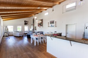 Smart TV - Large loft apartment in a quiet area only 8 minutes to the beach promenade (Calafell)