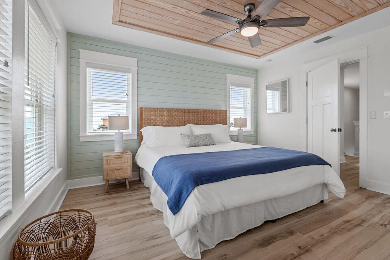 Luna's Lagoon - Unit 2 · *BRAND NEW* Steps to Beach ~ Spacious 4 BR/3.5 BA