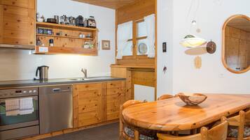 Jääkaappi, uuni, astianpesukone, kahvin-/teenkeitin