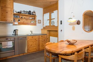 Réfrigérateur, four, lave-vaisselle, cafetière/bouilloire