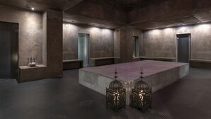 Ein großzügiger, moderner Innenraum mit einer zentralen Sitzecke, eingelassener Beleuchtung und einem minimalistischen Design.