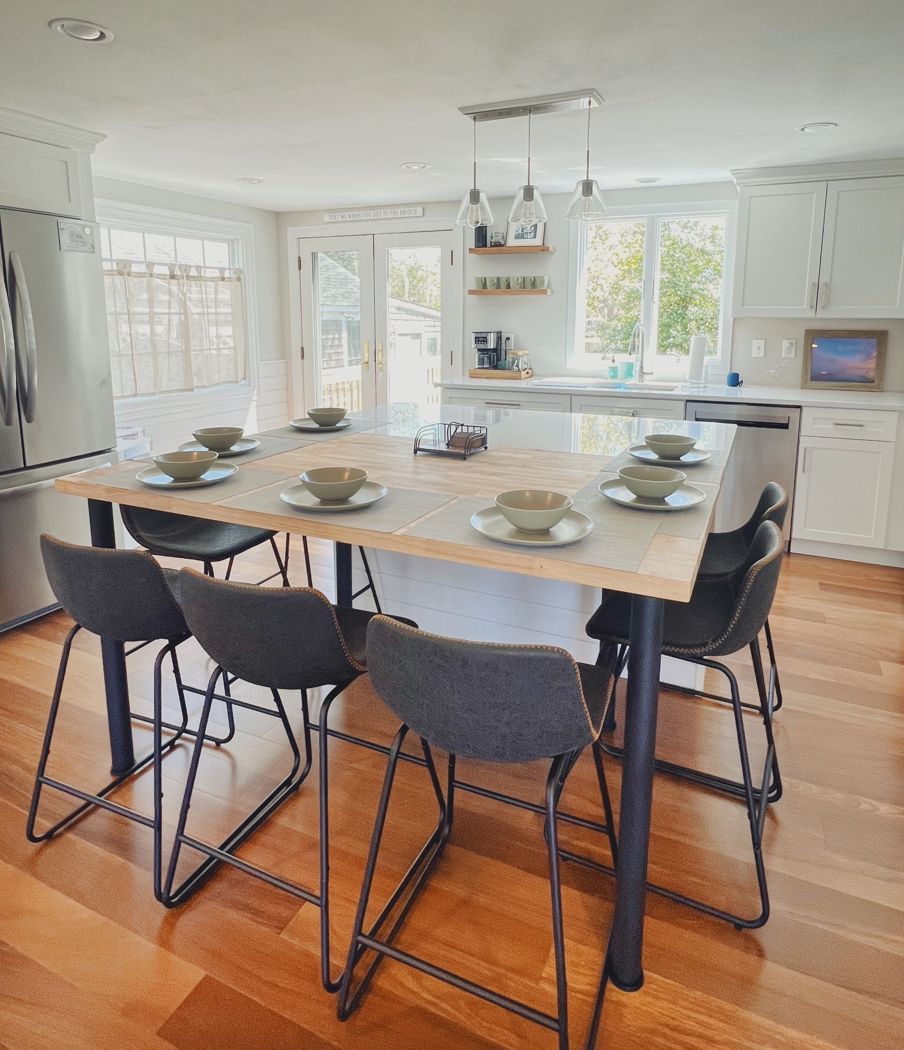 Enjoy this recently updated home. Convenient to the beach and local amenities!