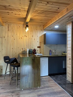 Mini-Kühlschrank, Wasserkocher, Grillplatte, Reinigungsartikel