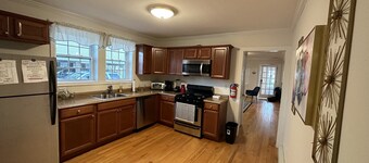 5 min walk to Jenkinson's, ample parking, beach access, spacious, 4 bedrooms