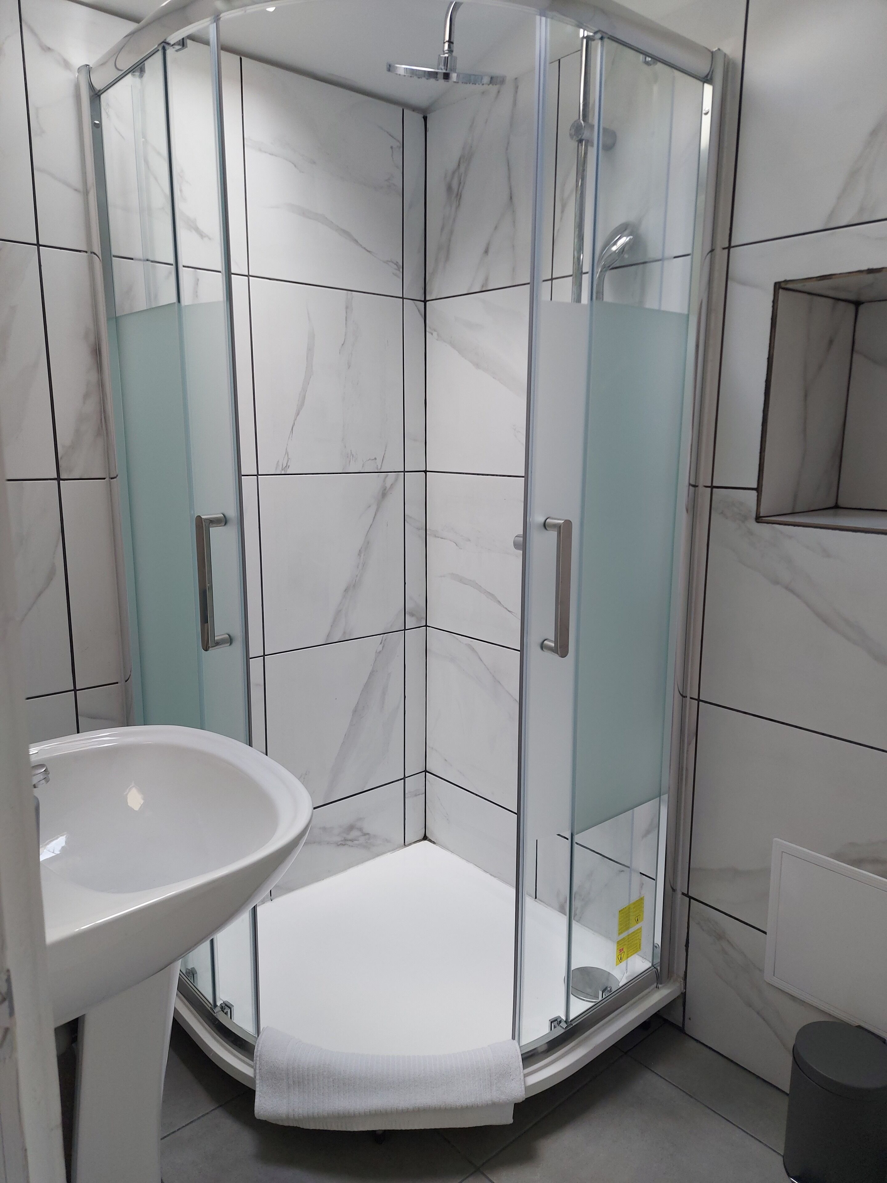 Large entire studio (annex house) near Paris