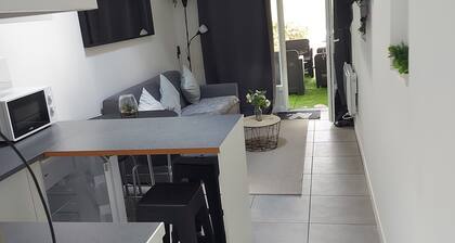 Large studio (annex house) near Paris