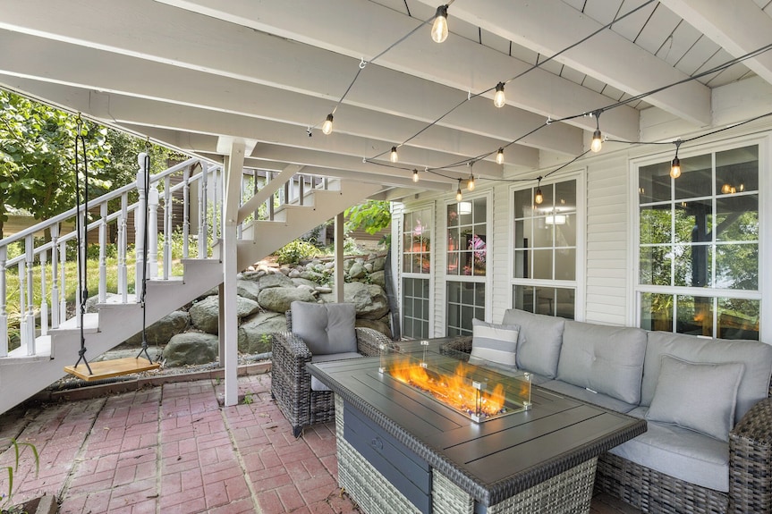 Lakefront Oasis W/ 2 Fire Pits, Game Room & Kayaks - Splash Pad, Lindenhurst