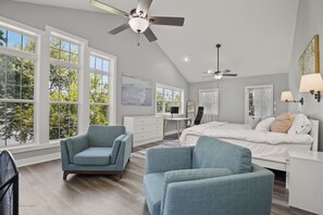 4 habitaciones, escritorio y tabla de planchar con plancha