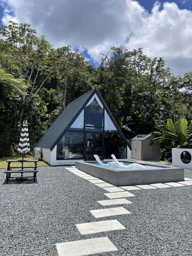 Romantic Cabin with a heated pool and view of the city