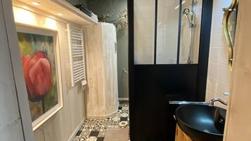 Douche, sĂšche-cheveux, serviettes fournies, savon