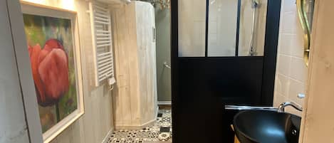 Regadera, secadora de cabello, toallas, jabón