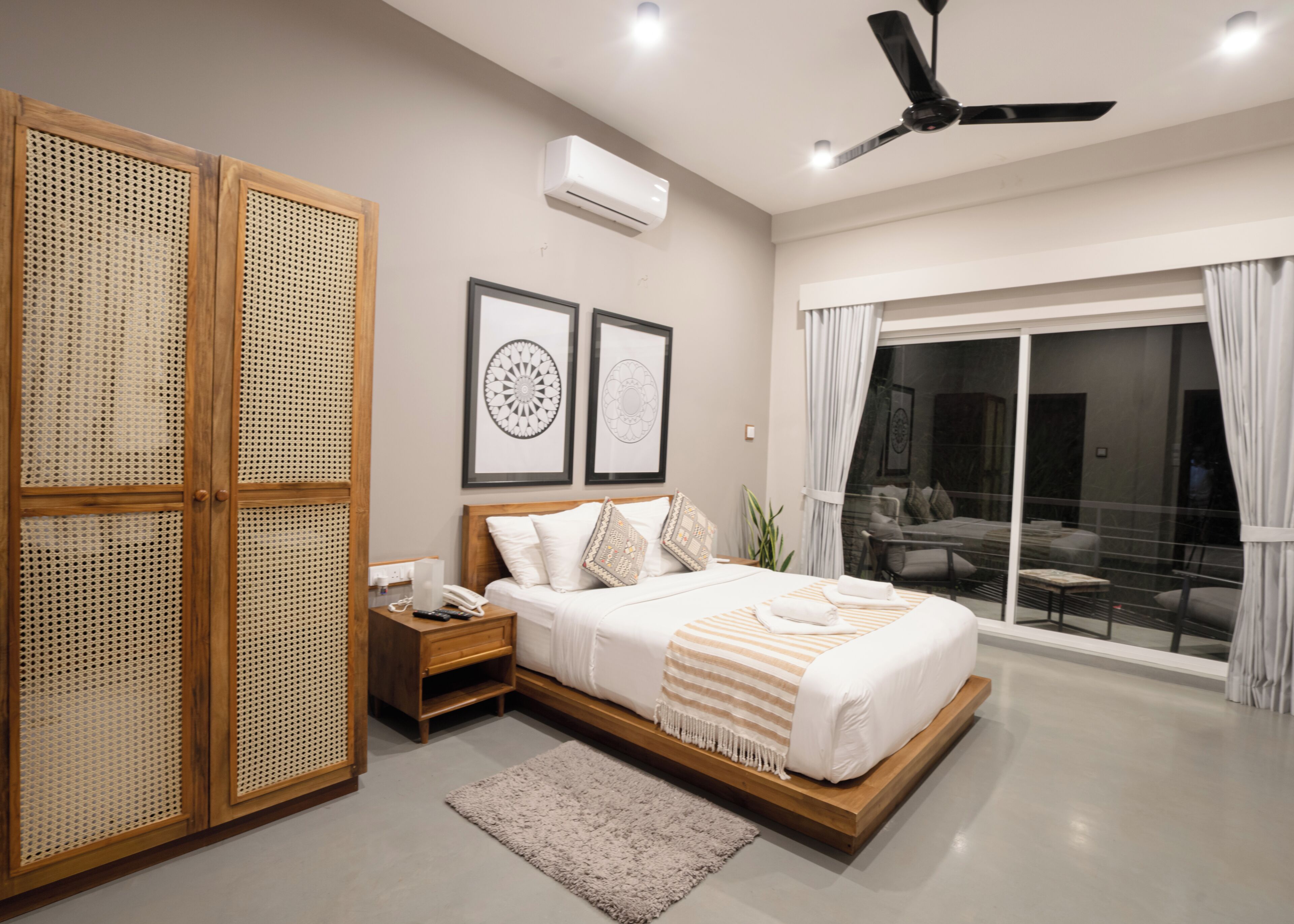 ألحفة محشوة بالريش وأسرّة بإسفنج يتكيف مع شكل الجسم وميني بار