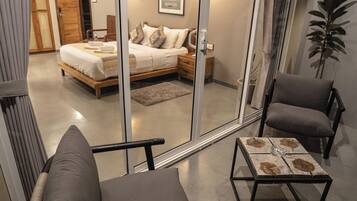 Deluxe tweepersoonskamer | Donzen dekbedden, bedden met traagschuimmatras, een minibar