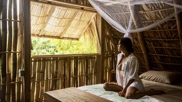 5 quartos, cofres nos quartos, escrivaninha, berço de viagem