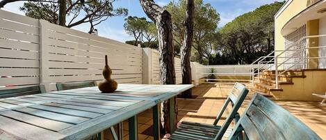 屋外ダイニングエリア