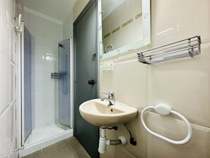 A bathroom with a shower, sink, and toilet. - Brisa CostaBravaSi - Beach, A/C, Parking (Platja d'Aro)