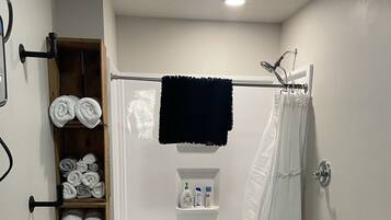 Douche, sĂšche-cheveux, serviettes fournies, savon