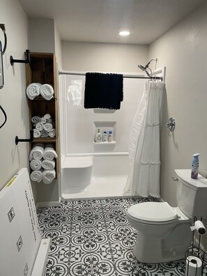 Shower, hair dryer, towels, soap - Edina Missouri New Cabin in Rural Area (Edina)