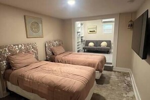 2 室のベッドルーム、アイロン / アイロン台、WiFi (無料)