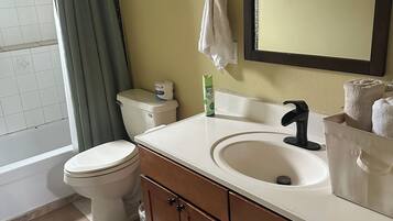 Hiustenkuivaaja, pyyhkeet, saippua, sampoo