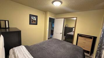 2 habitaciones, tabla de planchar con plancha, cuna de viaje y wifi