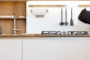 Kühlschrank, Mikrowelle, Ofen, Geschirrspüler