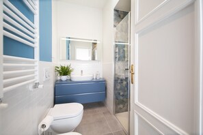 Shower, hair dryer, bidet, towels - Casa Colette Cosy in Center Town (Lucca)