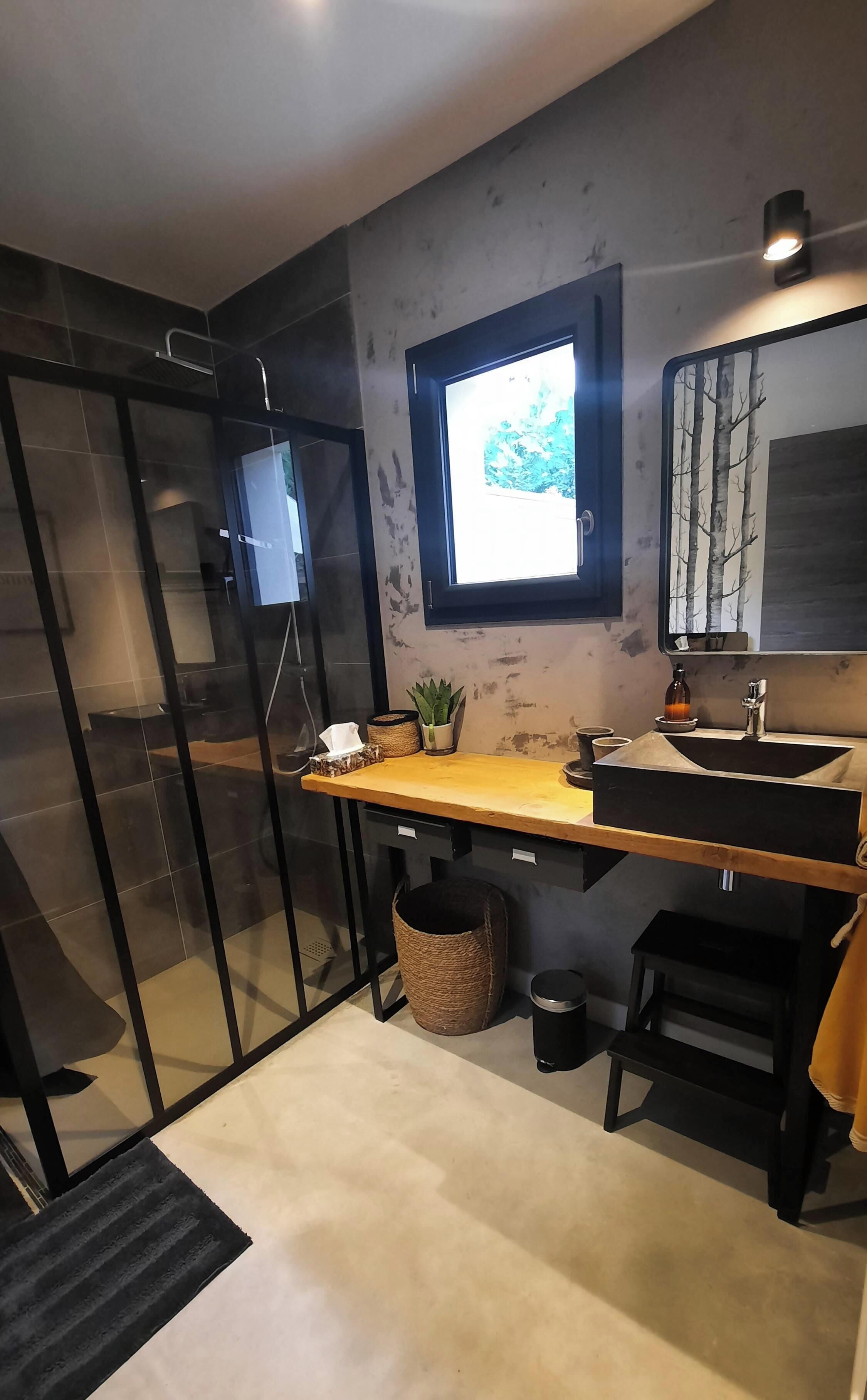 Shower, hair dryer, bidet, towels