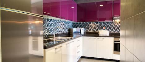 Geladeira, micro-ondas, fogão, cooktop