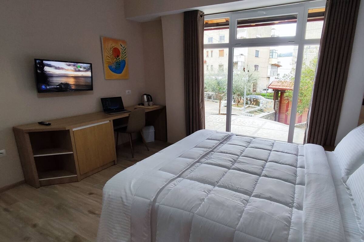 Quarto casal panorâmico | Roupas de cama premium, camas Select Comfort, frigobar, escrivaninha