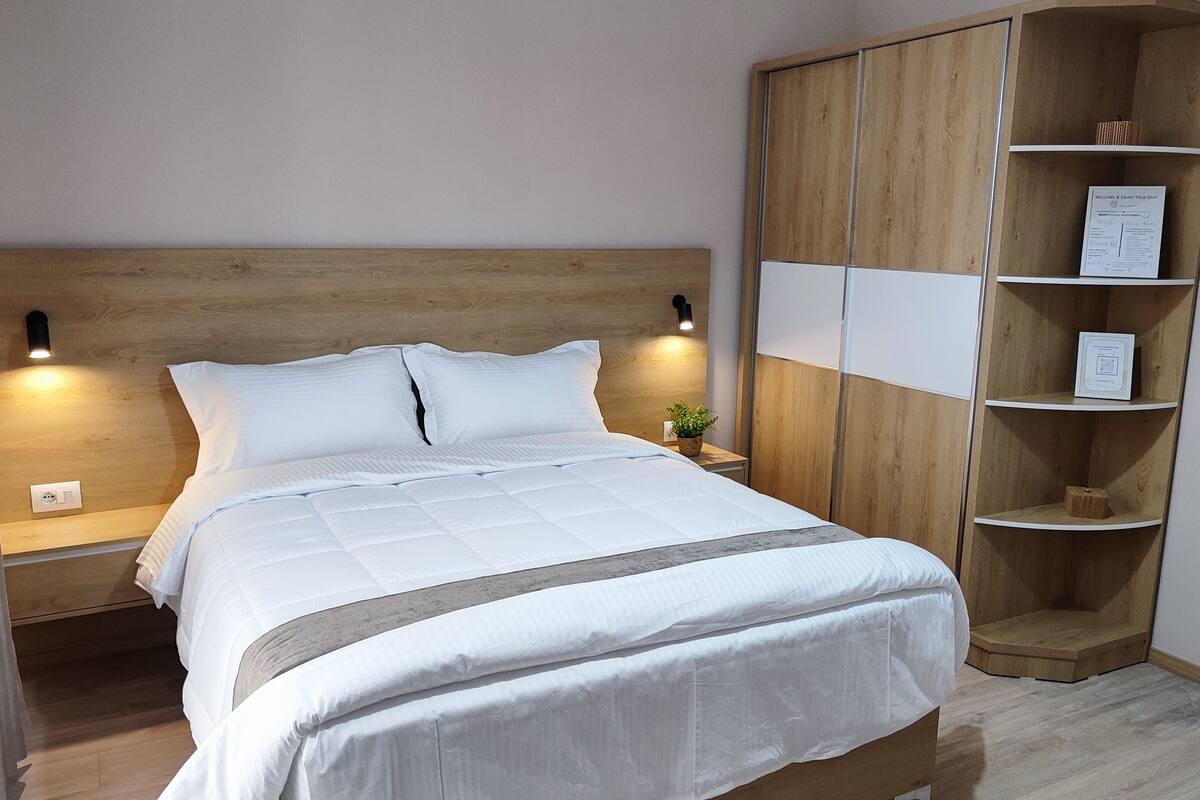 Quarto casal design | Roupas de cama premium, camas Select Comfort, frigobar, escrivaninha
