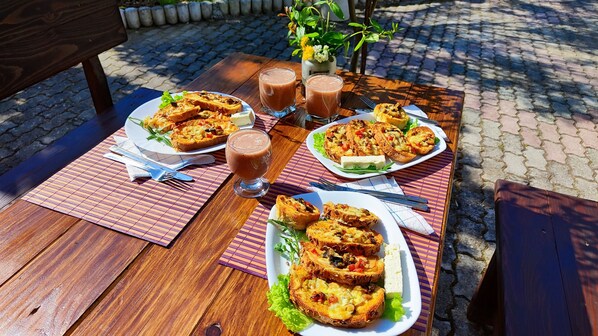 含每日當地特色早餐