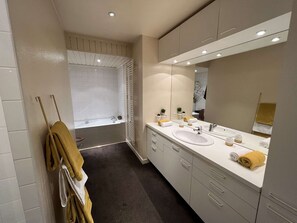 Dusj, hårføner og håndklær