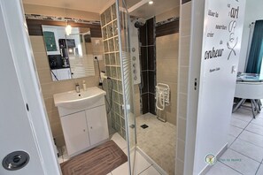 Dusche, Haartrockner, Handtücher