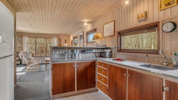 Refrigerador, parrilla de estufa y cafetera y tetera