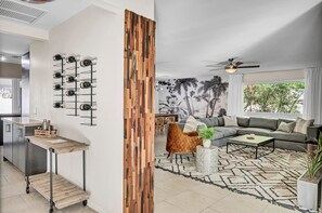 Smart TV, chimenea, reproductor de DVD y libros 