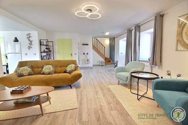 Télévision, livres, chaîne hi-fi