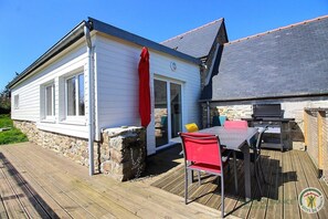 Outdoor dining - Le Nid D'hirondelles (BOURBRIAC)