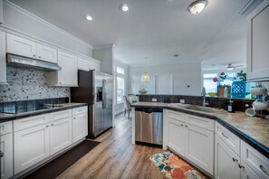 Private kitchen - Large Home Close to Downtown & Bridge of Lions (St. Augustine)