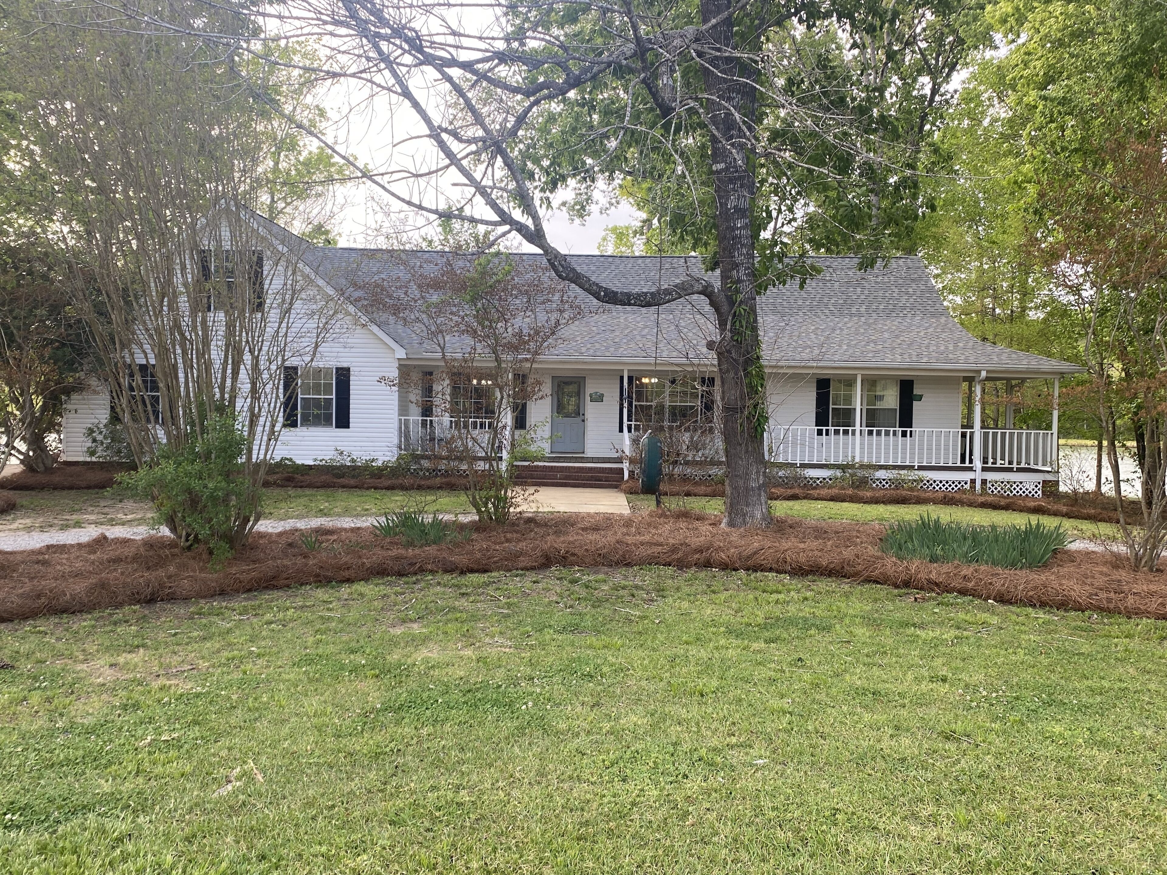 Beautiful water front property, great fishing/evening views! Minutes from town