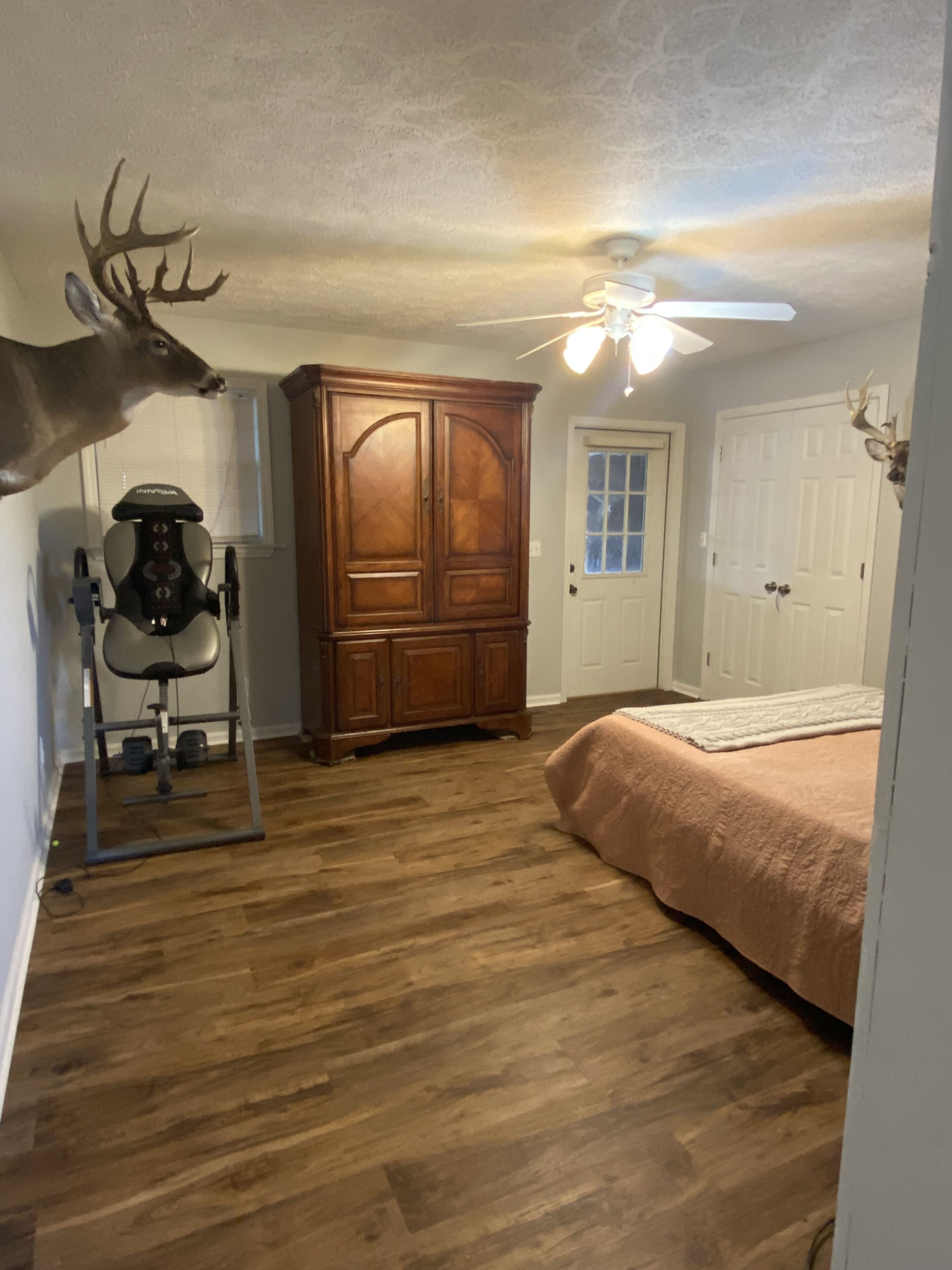 Beautiful water front property, great fishing/evening views! Minutes from town