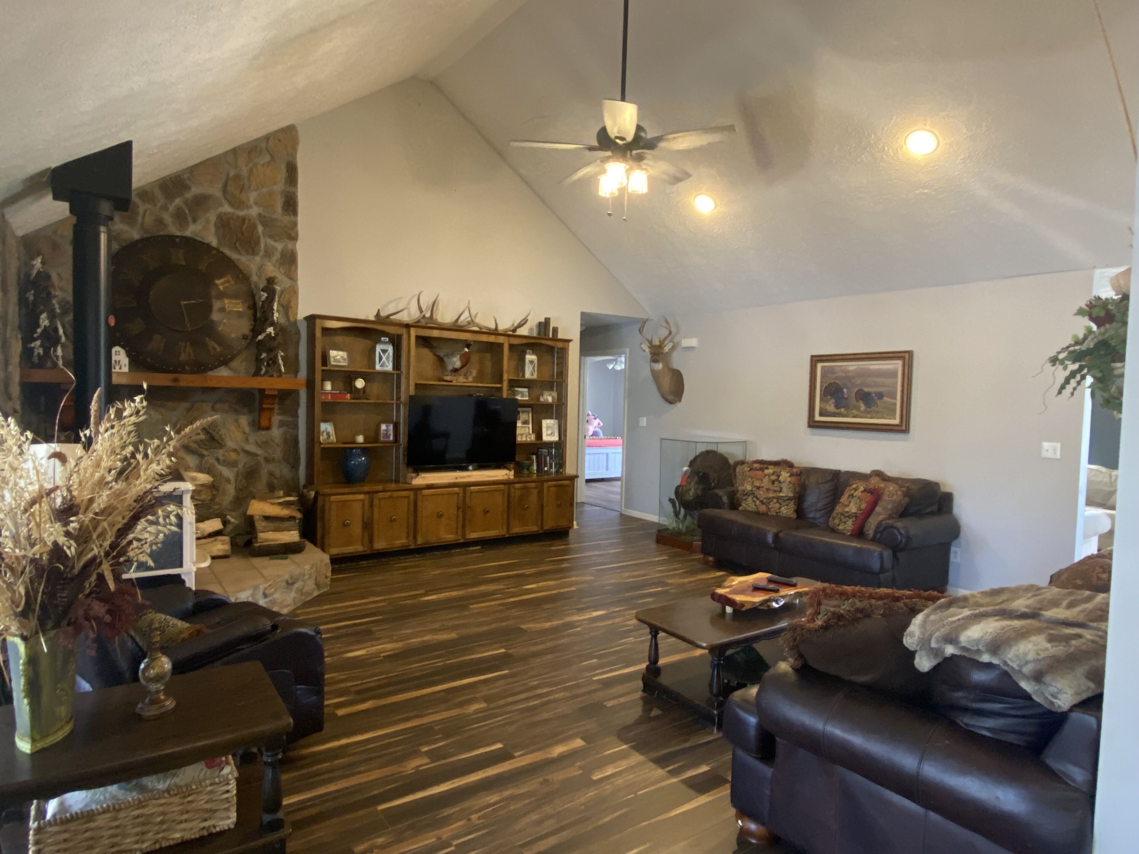 Beautiful water front property, great fishing/evening views! Minutes from town