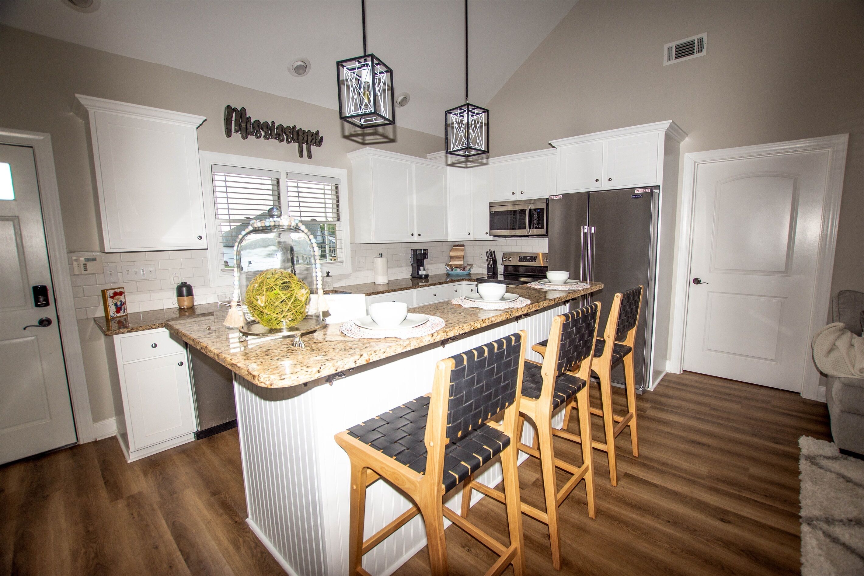 "Good Grove Times" – 4 King Suites + Porch Swing!