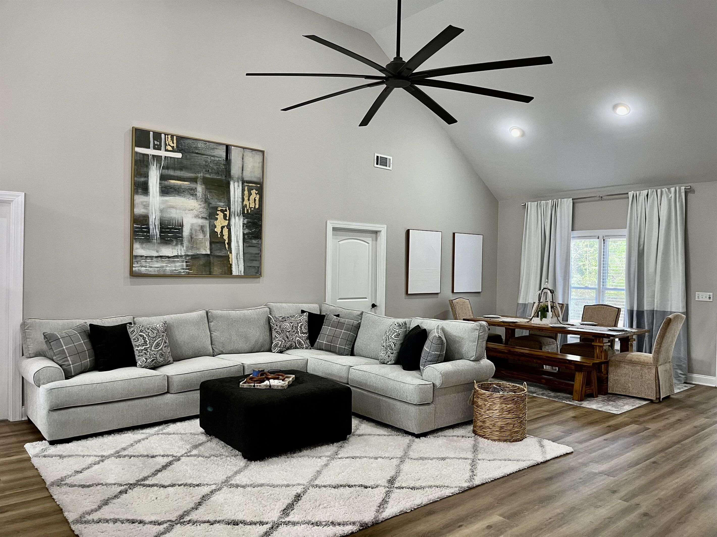 "Good Grove Times" – 4 King Suites + Porch Swing!