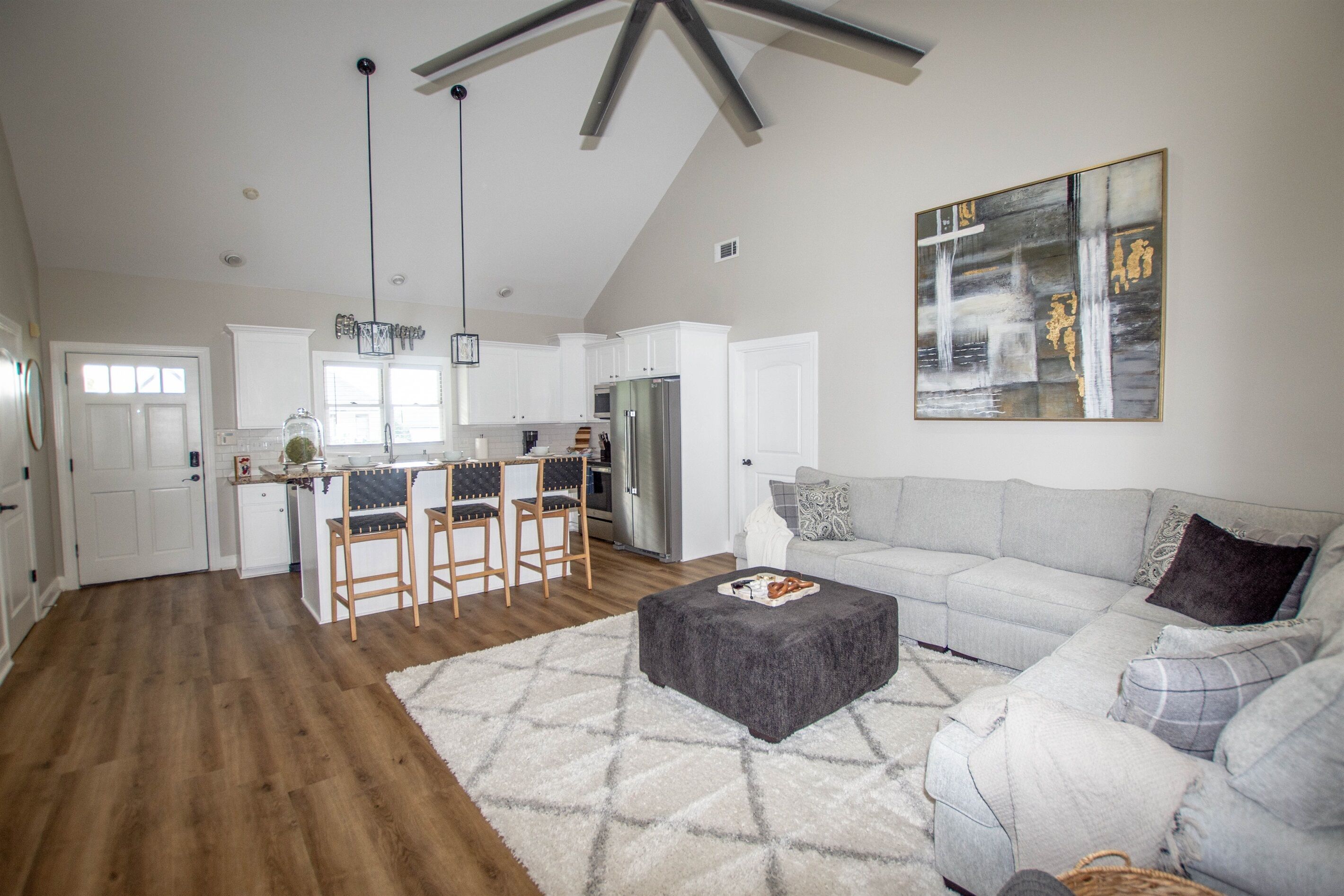 "Good Grove Times" – 4 King Suites + Porch Swing!