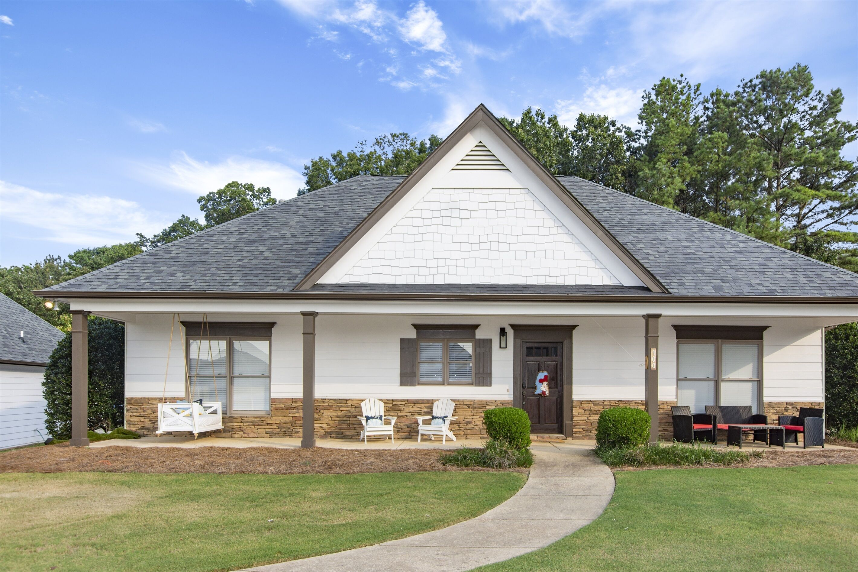 "Good Grove Times" – 4 King Suites + Porch Swing!