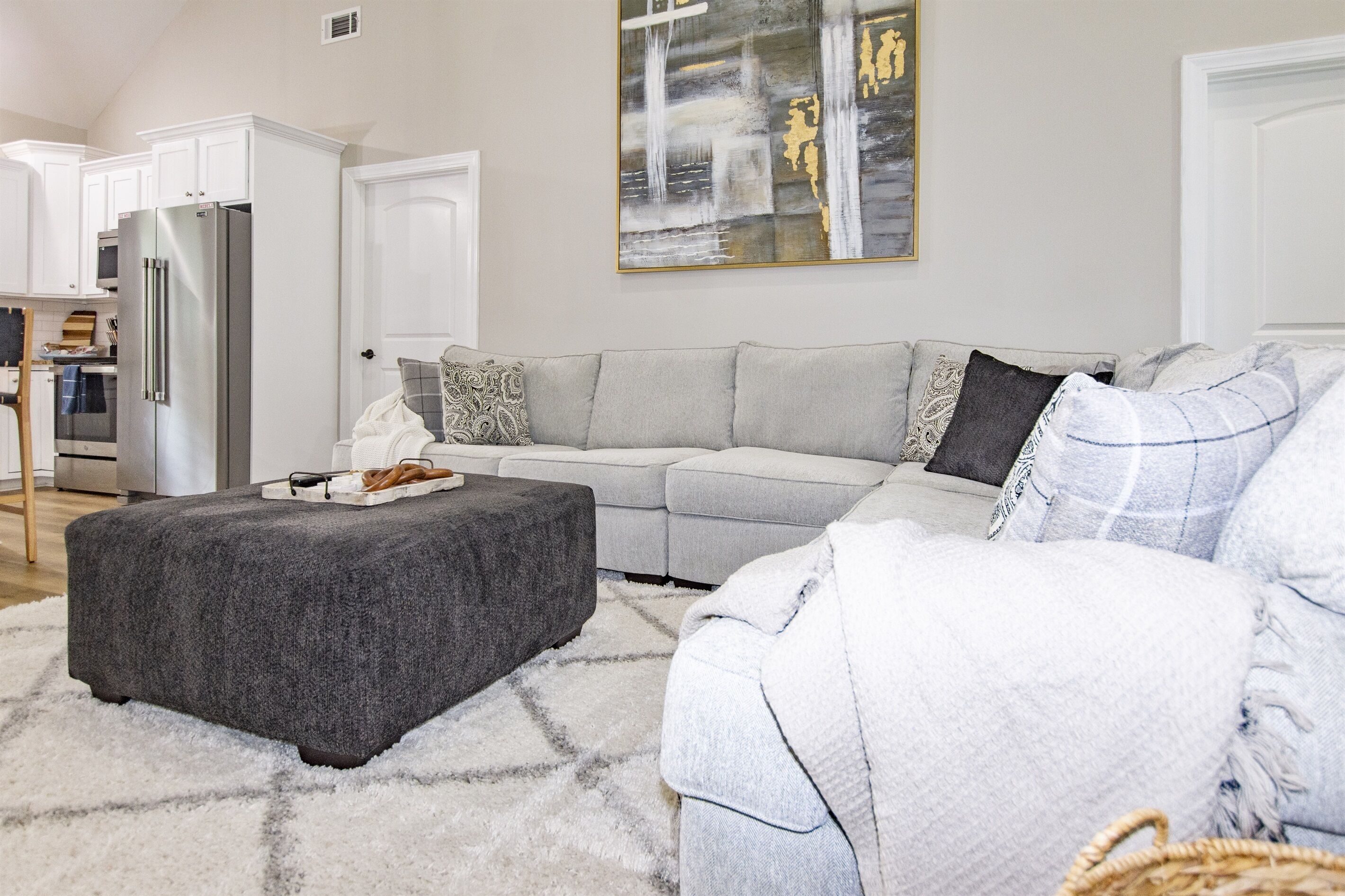 "Good Grove Times" – 4 King Suites + Porch Swing!