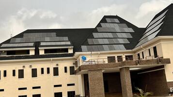 Vista frontal de la propiedad